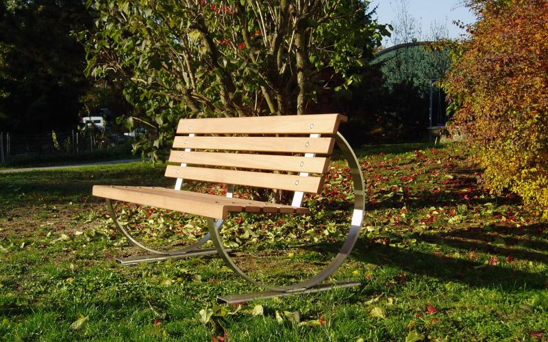 Parkbank geschwungen